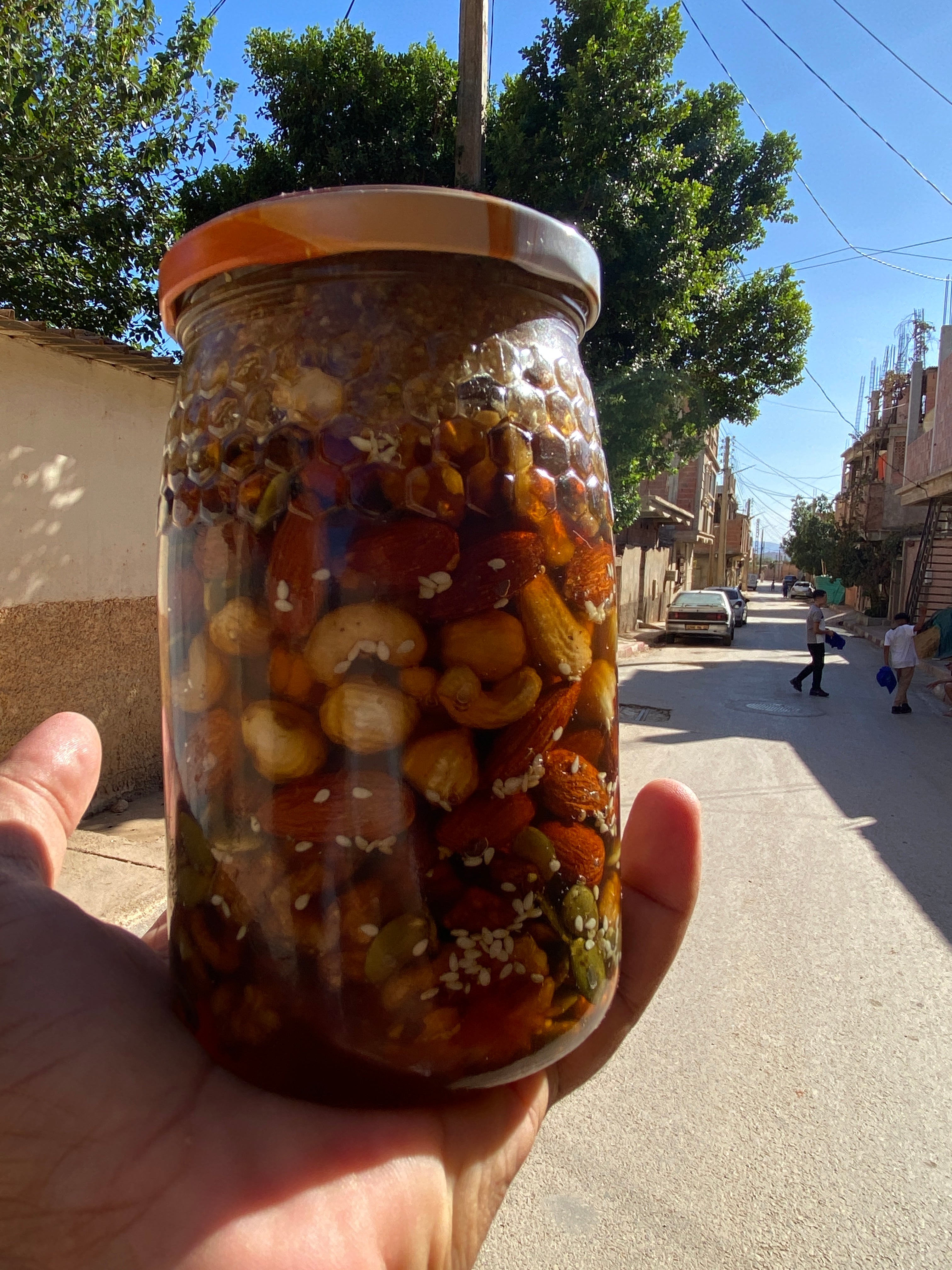 مكسرات بالعسل الطبيعي